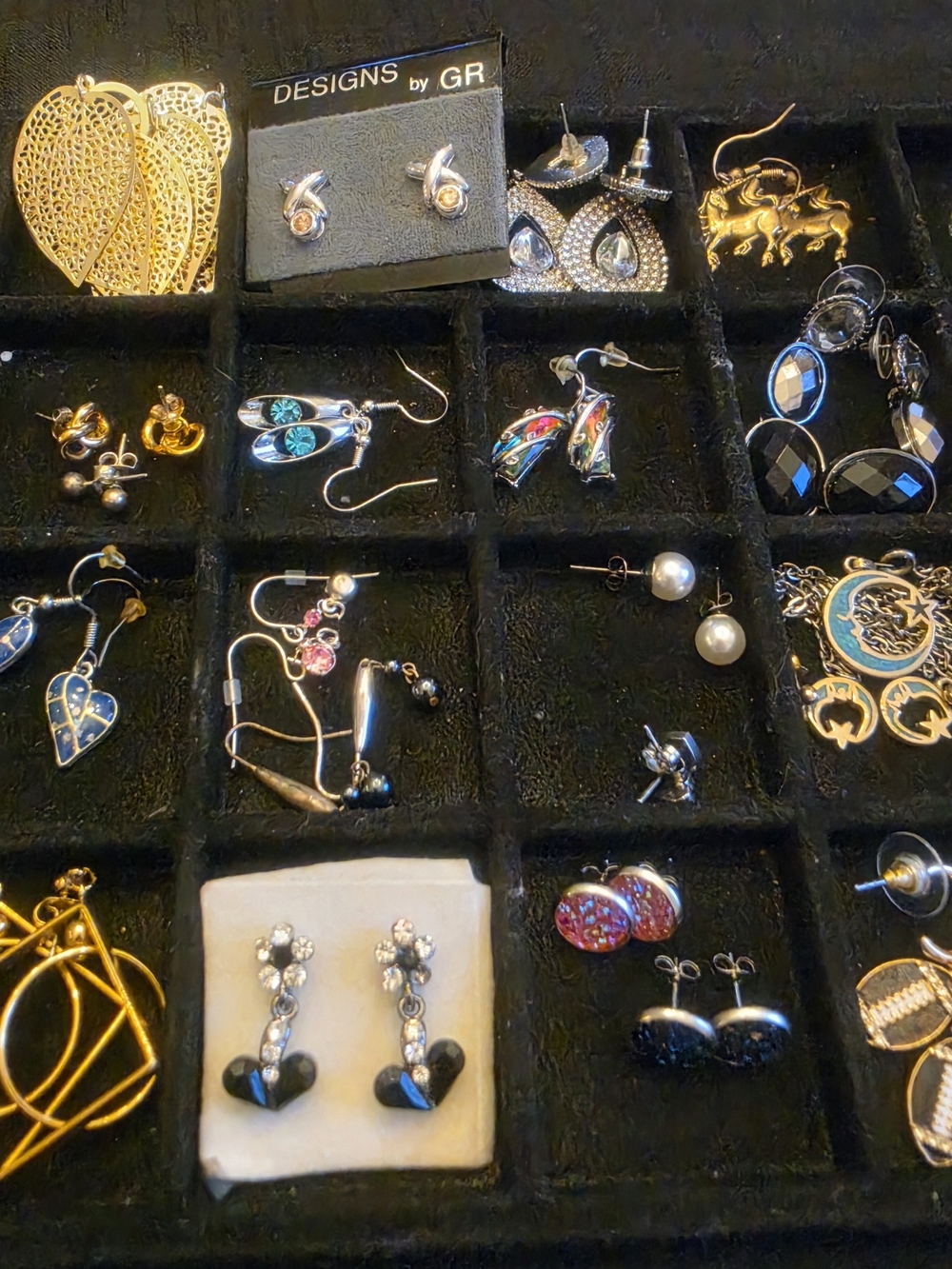 Assorted lot of over 40 pairs of pierced Earrings Variety Styles - Picture 6 of 13